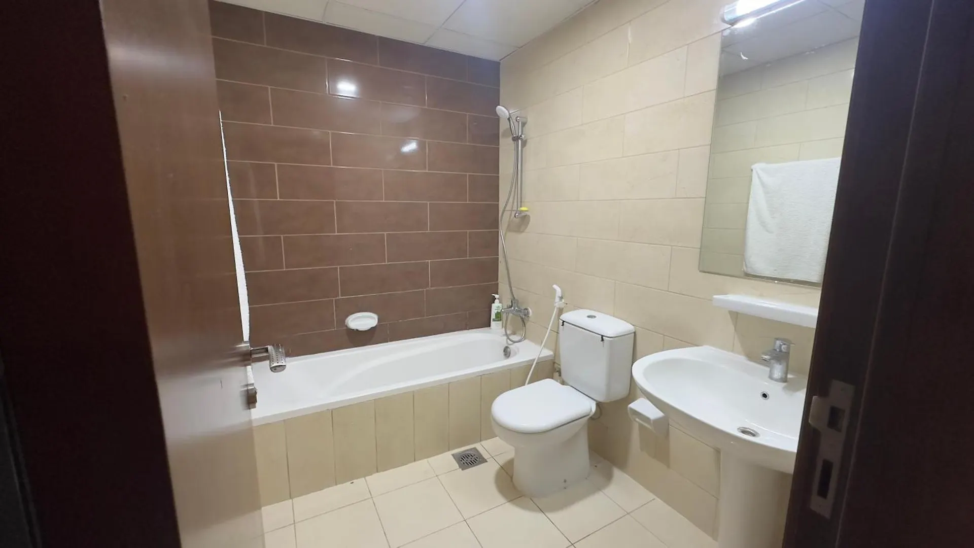 Peace Room Opp Ajman City Center Homestay
